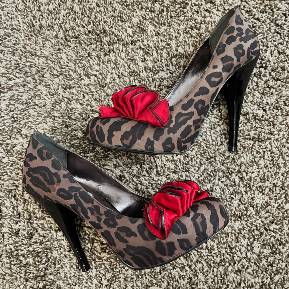 STEVE MADDEN Leopard Print PLATFORM Heels with Red Flower accent.